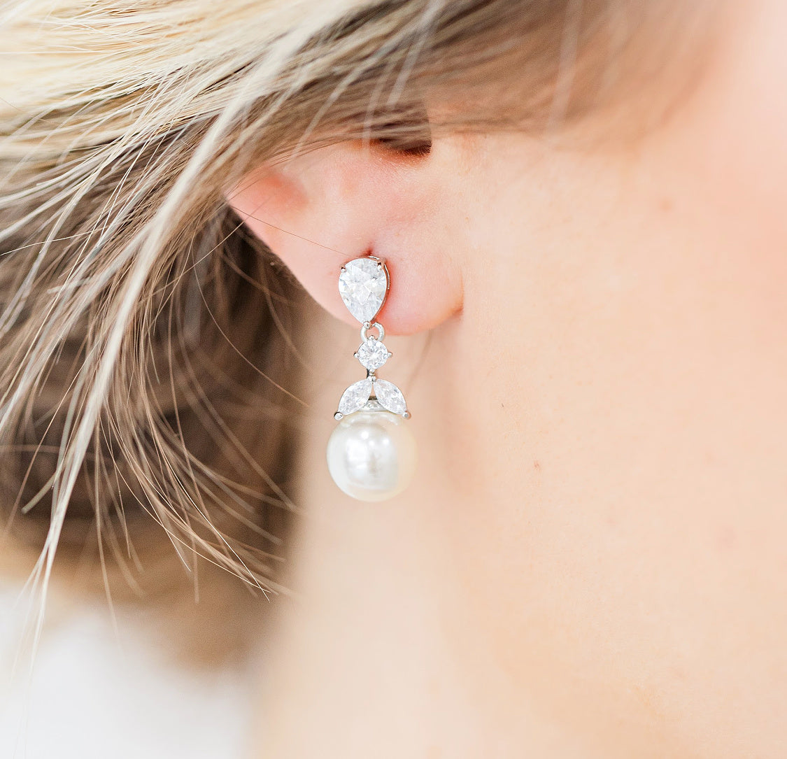 Load image into Gallery viewer, pearl bridal earrings
