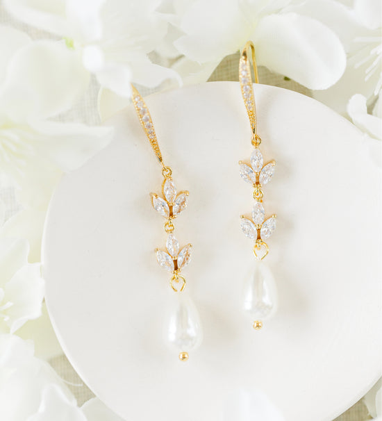 Load image into Gallery viewer, gold pearl drop bridal earrings
