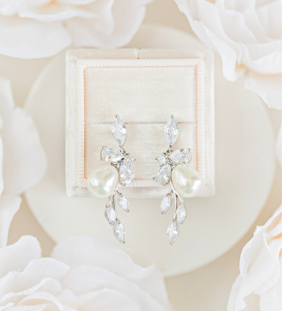 Load image into Gallery viewer, silver pearl wedding earrings
